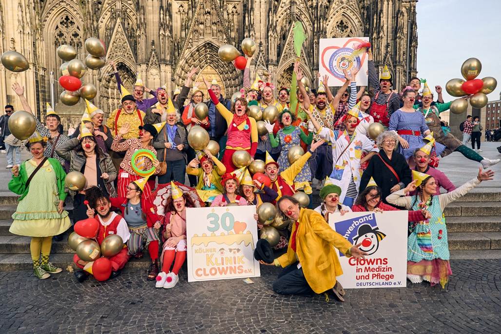 Gruppenfoto Kölner Klinik-Clowns & Dachverband vor Kölner Dom