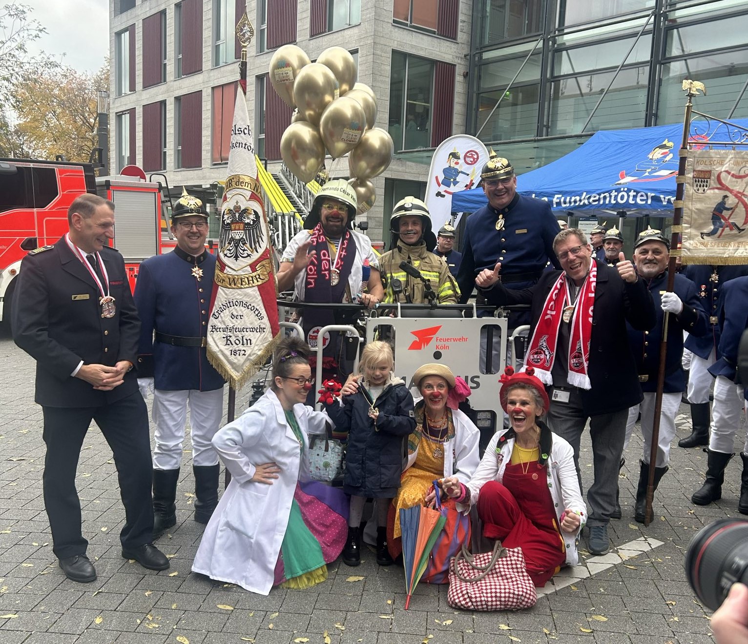 Gruppenfoto von Klinik-Clowns und Band Stadtrand