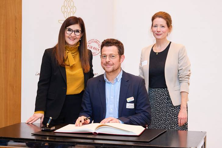 Sven Wolfers macht eintrag in Gästebuch der Stadt Köln 