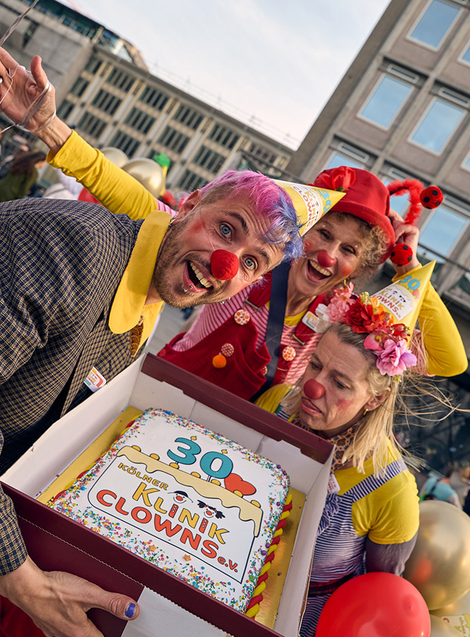 3 Klinik-Clowns mit Jubiläumstorte