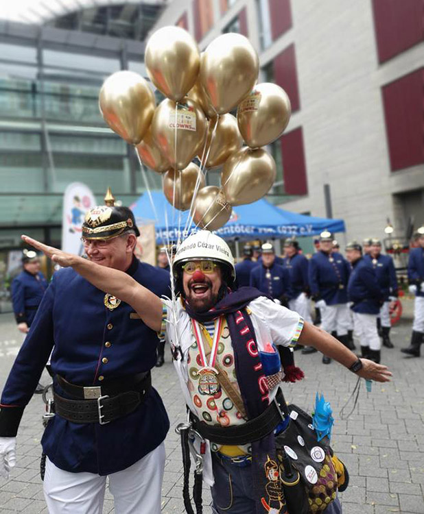 Klinik-Clown und Stadtrand Bandmitlgied posieren
