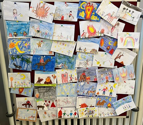 Kinderzeichnungen an einer Pinnwand in der Albert Schweitzer Grundschule