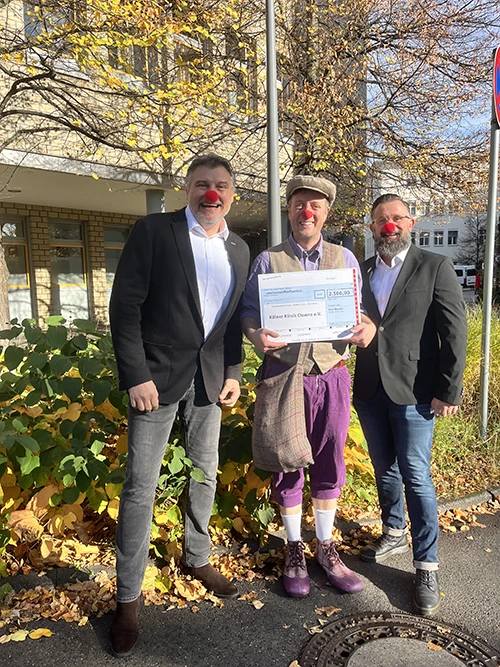 Die Diakonie Michaelshoven überreicht Sachspenden von IKEA an die Kölner Klinik-Clowns